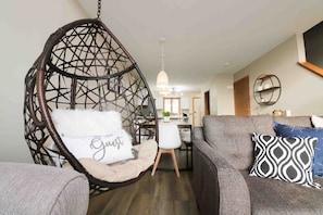 Televisión, chimenea, videojuegos, mesa de ping pong