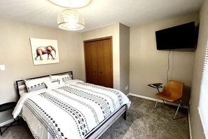 2 室のベッドルーム、デスク、アイロン / アイロン台、WiFi