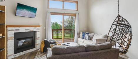 Fernseher, Kamin, Videospiele, Tischtennisplatte