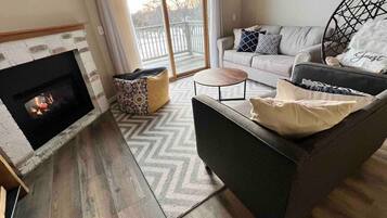 Televisio, takka, videopelejä, pöytätennispöytä