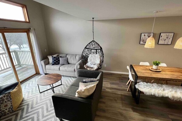 Télévision, cheminée, table de tennis de table