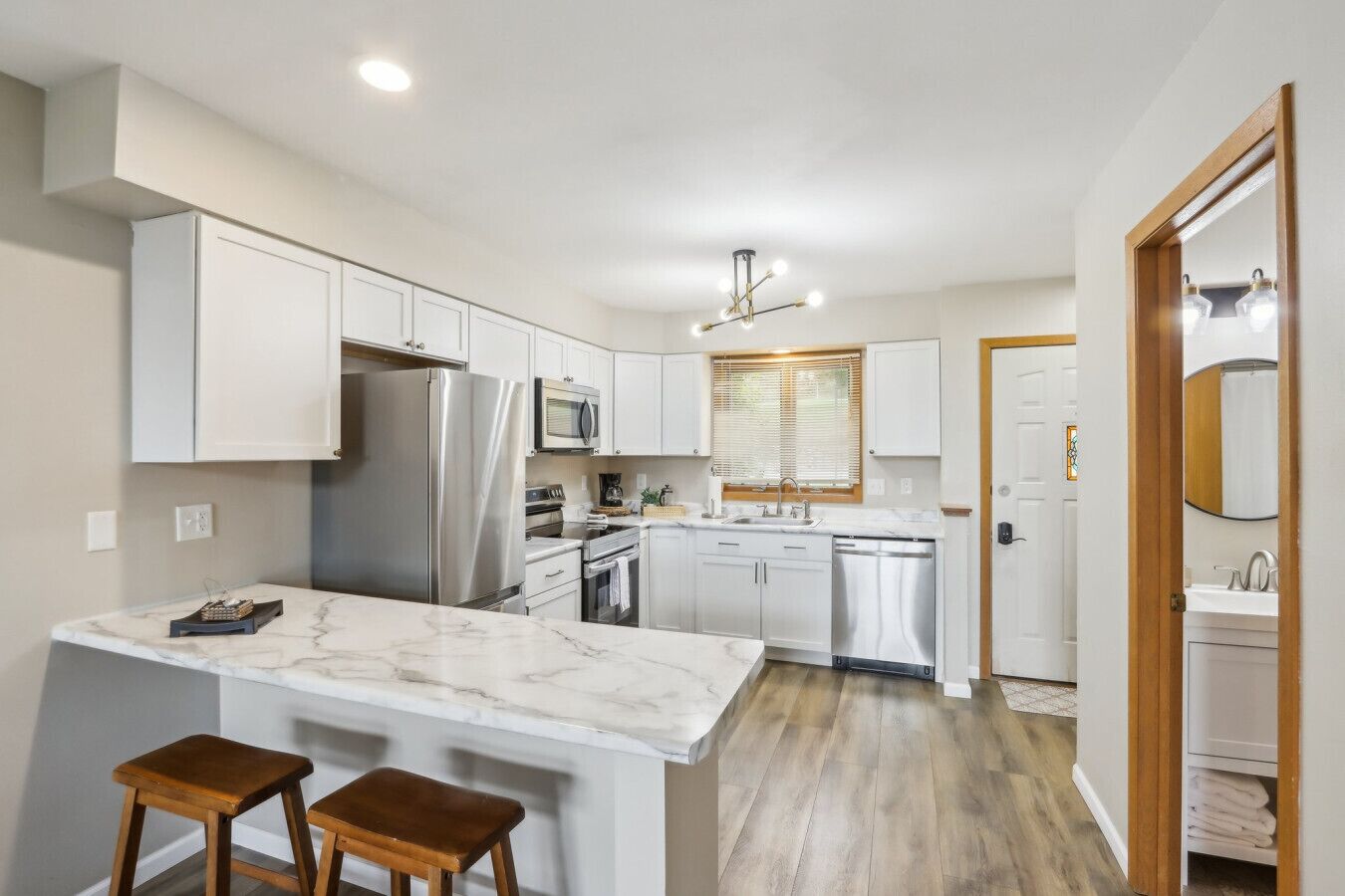 Køleskab, mikrobølgeovn, ovn, kogeplade