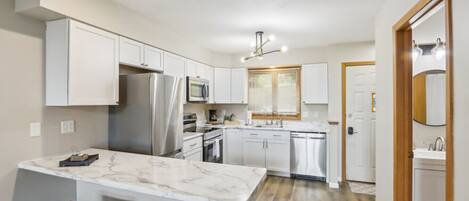 Kylskåp, mikrovågsugn, ugn och spishäll