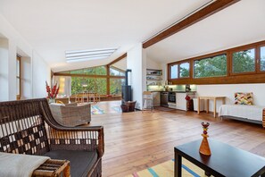 Interior - Apartment 'Atelierwohnung Hof Kranichmoor' with Private Terrace, Shared Garden and Wi-Fi (Horst)