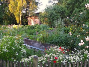 Property grounds - Apartment 'Atelierwohnung Hof Kranichmoor' with Private Terrace, Shared Garden and Wi-Fi (Horst)