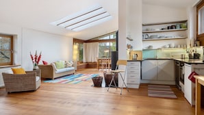 Un intérieur moderne comprenant un coin repas, une cuisine et un espace de vie.
