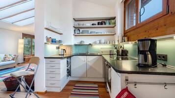 Frigorífico, horno, placa de cocina y lavavajillas