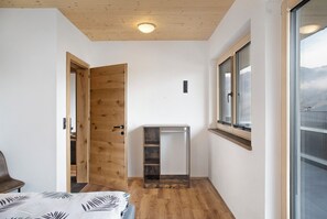 4 bedrooms, free WiFi, bed sheets