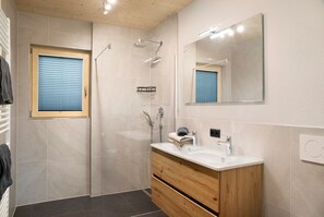 Shower, hair dryer, towels - Holiday Home 'Apart Mountainview' with Mountain View, Private Terrace & Wi-Fi (Rohrberg)