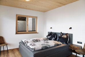 4 bedrooms, free WiFi, bed sheets - Holiday Home 'Apart Mountainview' with Mountain View, Private Terrace & Wi-Fi (Rohrberg)