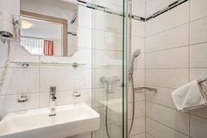 Shower, hair dryer, towels - Room 'Zimmer 8' with Shared Terrace, Shared Garden and Wi-Fi (Ebenweiler)