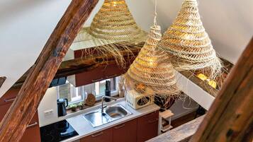 Réfrigérateur, micro-ondes, four, plaque de cuisson