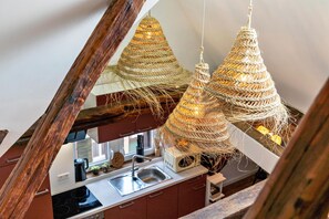 Kjøleskap, mikrobølgeovn, ovn og kokeplater