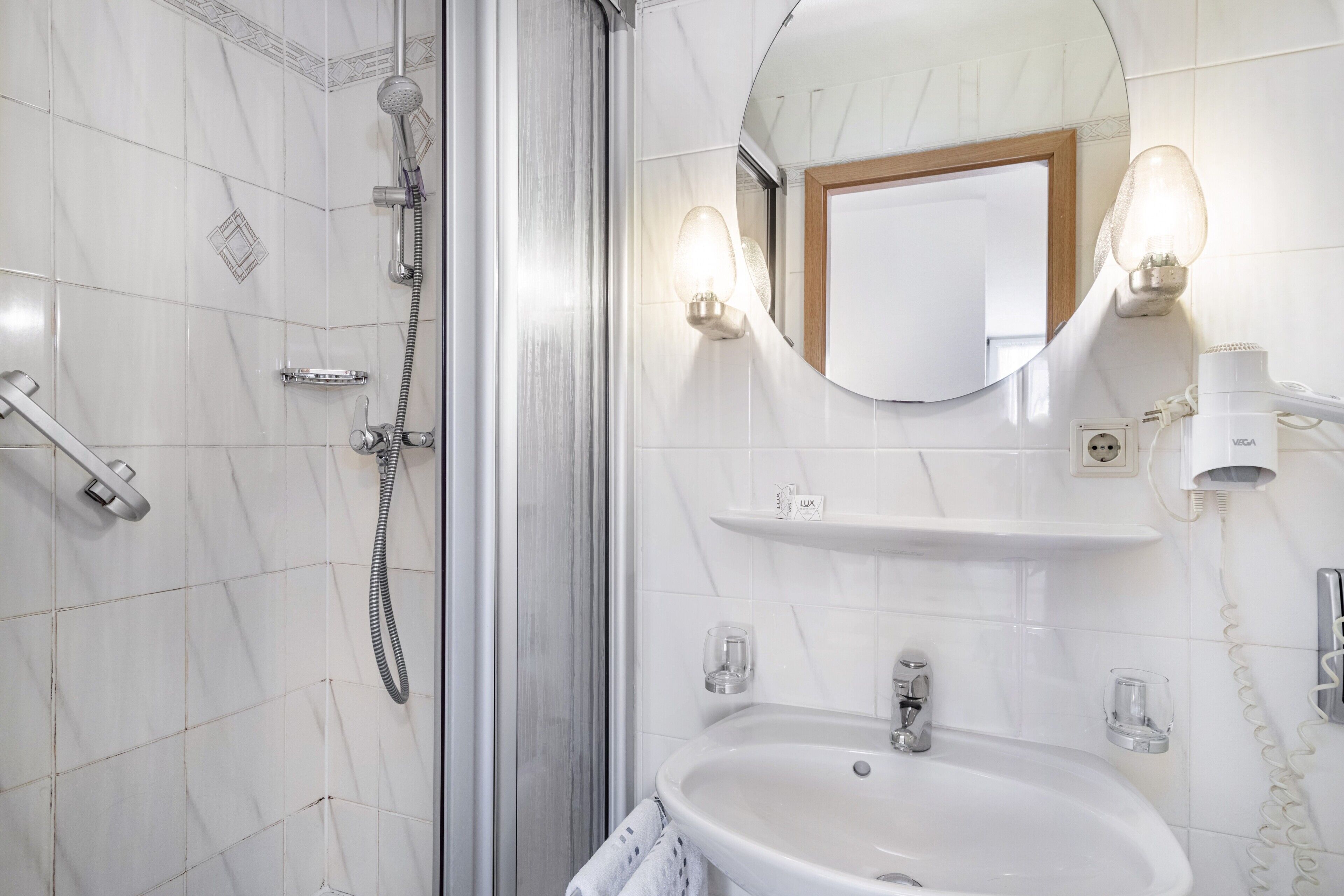 Shower, hair dryer, towels