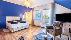 Une chambre à coucher avec un lit, une télévision, un bureau et une chaise.