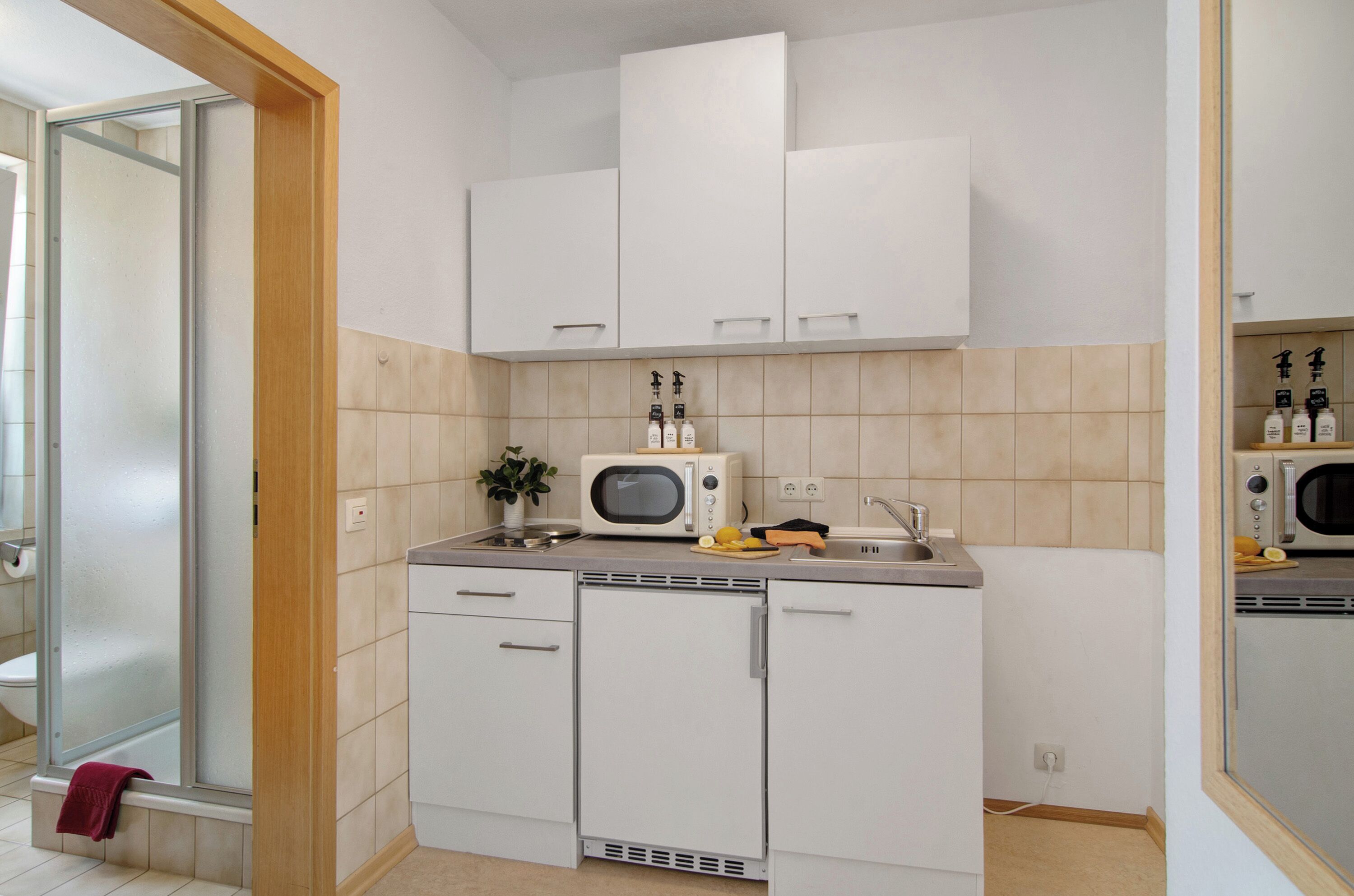 冷蔵庫、電子レンジ、コンロ、コーヒー / ティーメーカー