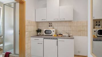 Kühlschrank, Mikrowelle, Herdplatte, Wasserkocher mit Kaffee-/Teezubehör