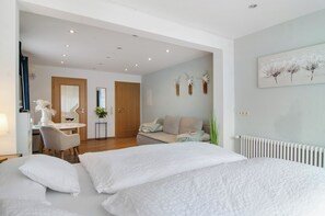 Tabla de planchar con plancha, wifi gratis y ropa de cama