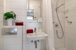 Shower, hair dryer, towels - Studio Apartment 'No. 1' with Shared Garden and Wi-Fi (Bad Dürrheim)