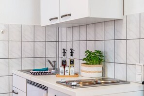 Fridge, microwave, stovetop, coffee/tea maker