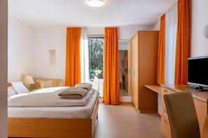 Een strijkplank/strijkijzer, gratis wifi, beddengoed