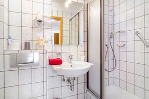 Een douche, een haardroger, handdoeken