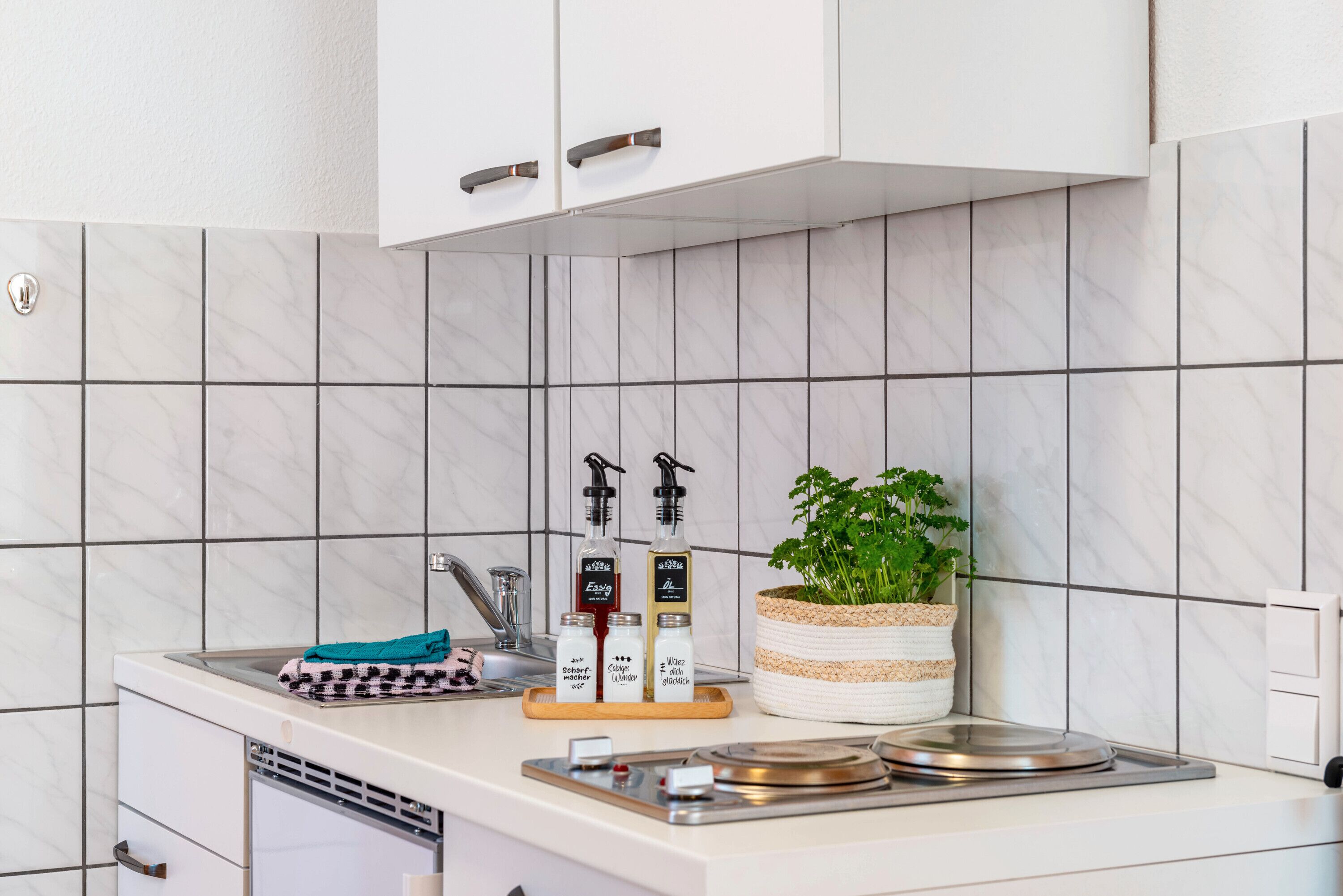 Kühlschrank, Mikrowelle, Herdplatte, Wasserkocher mit Kaffee-/Teezubehör