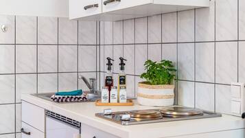 Kühlschrank, Mikrowelle, Herdplatte, Wasserkocher mit Kaffee-/Teezubehör