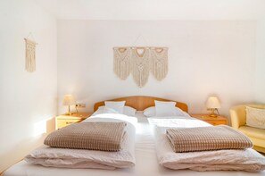 Iron/ironing board, free WiFi, bed sheets - Studio Apartment 'No. 5' with Balcony, Shared Garden and Wi-Fi (Bad Dürrheim)