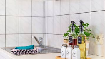 Kühlschrank, Mikrowelle, Herdplatte, Wasserkocher mit Kaffee-/Teezubehör