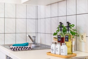 Kühlschrank, Mikrowelle, Herdplatte, Wasserkocher mit Kaffee-/Teezubehör