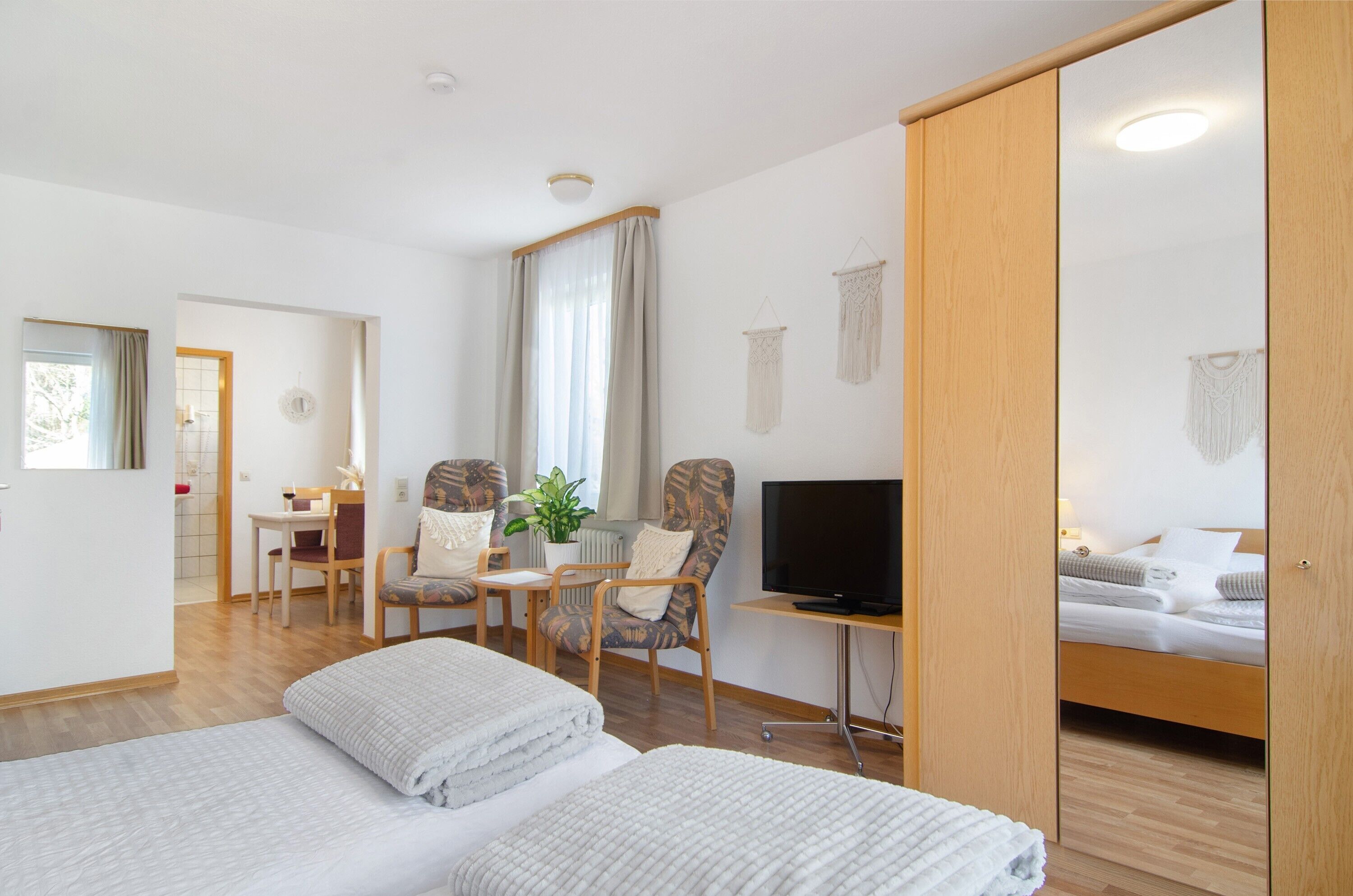 Tabla de planchar con plancha, wifi gratis y ropa de cama 