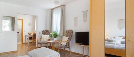 Tabla de planchar con plancha, wifi gratis y ropa de cama
