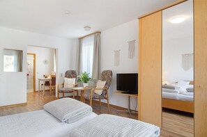 Iron/ironing board, free WiFi, bed sheets - Studio Apartment 'Nr 8' with Shared Terrace, Shared Garden and Wi-Fi (Bad Dürrheim)