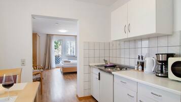 Wasserkocher mit Kaffee-/Teezubehör, Kühlschrank, Mikrowelle, Herdplatte