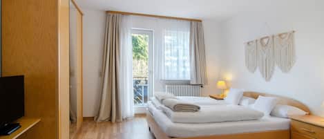 Tabla de planchar con plancha, wifi gratis y ropa de cama