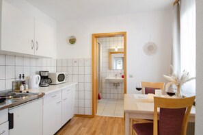 Kjøleskap, mikrobølgeovn, kokeplater og kaffetrakter/tekoker