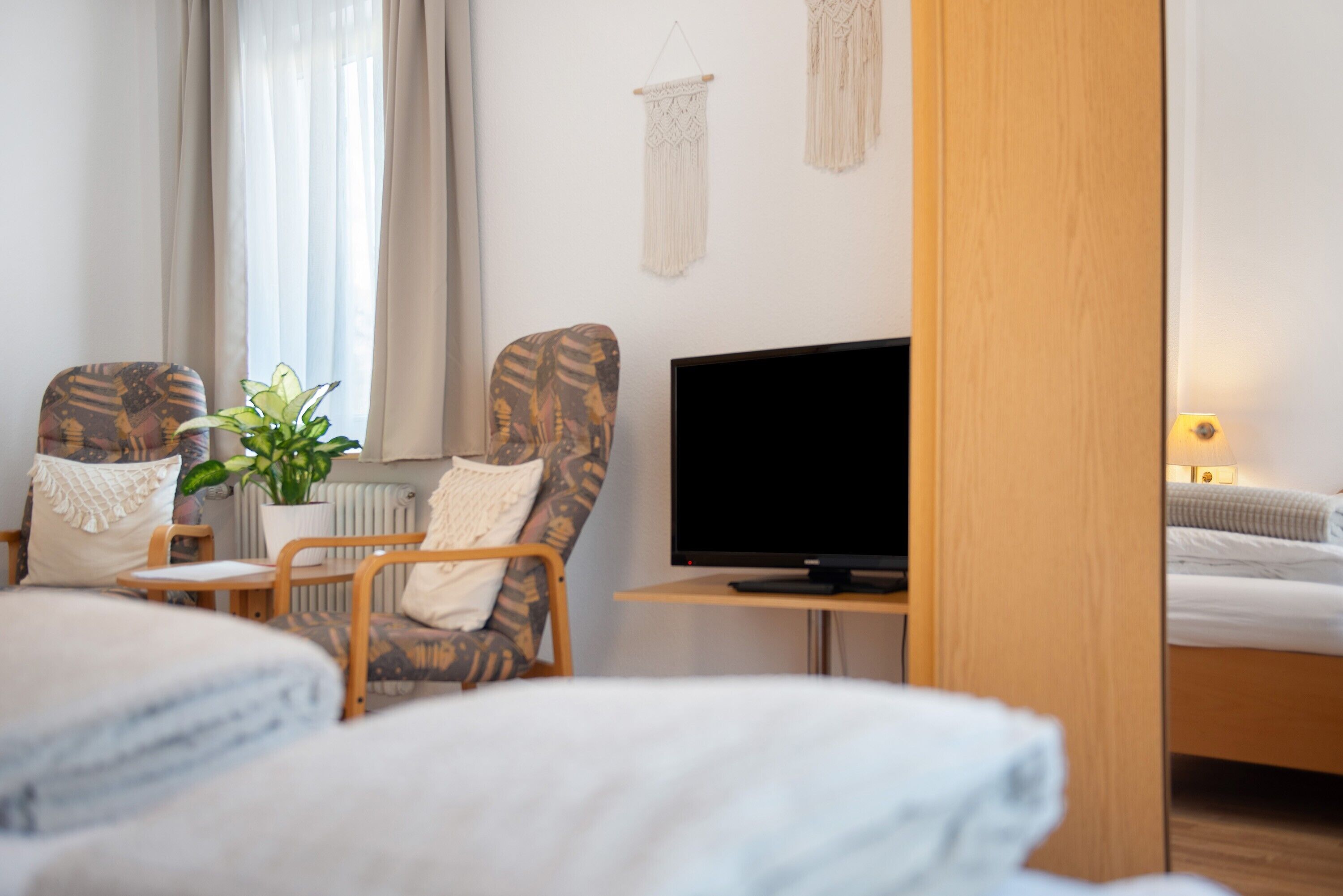 Een strijkplank/strijkijzer, gratis wifi, beddengoed