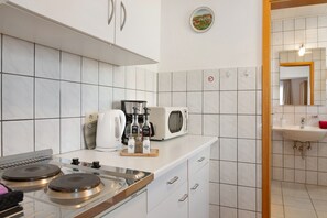 Kjøleskap, mikrobølgeovn, kokeplater og kaffetrakter/tekoker