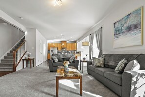 TV connectée, cheminée, baby-foot, livres