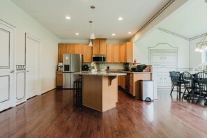 Kylskåp, mikrovågsugn, ugn och spishäll