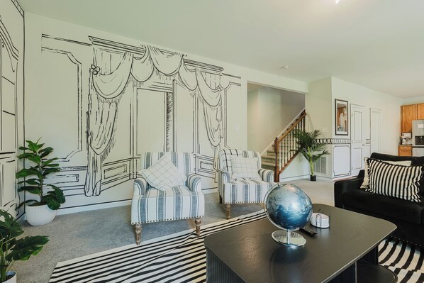 TV connectée, cheminée, baby-foot, livres