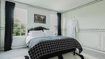 5 bedrooms, desk, iron/ironing board, travel crib