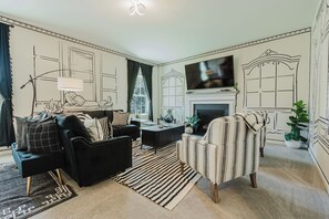 TV connectée, cheminée, baby-foot, livres