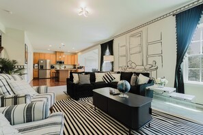 Smart-tv, eldstad, bordsfotboll och böcker