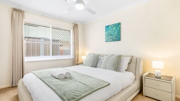 4 habitaciones, escritorio, tabla de planchar con plancha y wifi