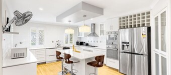 Mins to Shop & Lake! 4 beds family retreat w/ pool