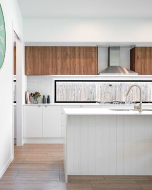 Een koelkast, een microgolfoven, een oven, een kookplaat