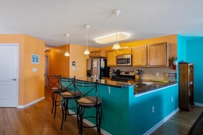 Een koelkast, een oven, een vaatwasser, een koffiezetapparaat/waterkoker