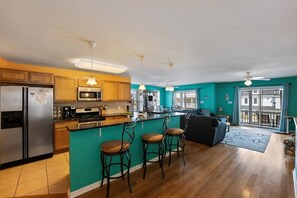 Frigorífico, horno, lavavajillas y cafetera o tetera